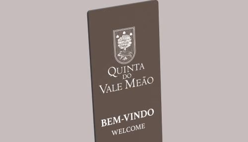 Detalhe de totem de boas-vindas em HPL+ da Floema Details.