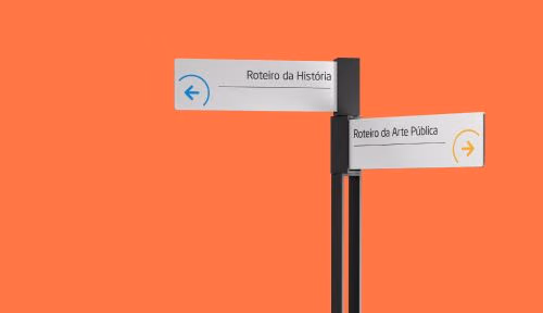 Placa direcional Frame da Floema Urban. Sinalética urbana com poste em aço metalizado e pintado e placas em HPL+.