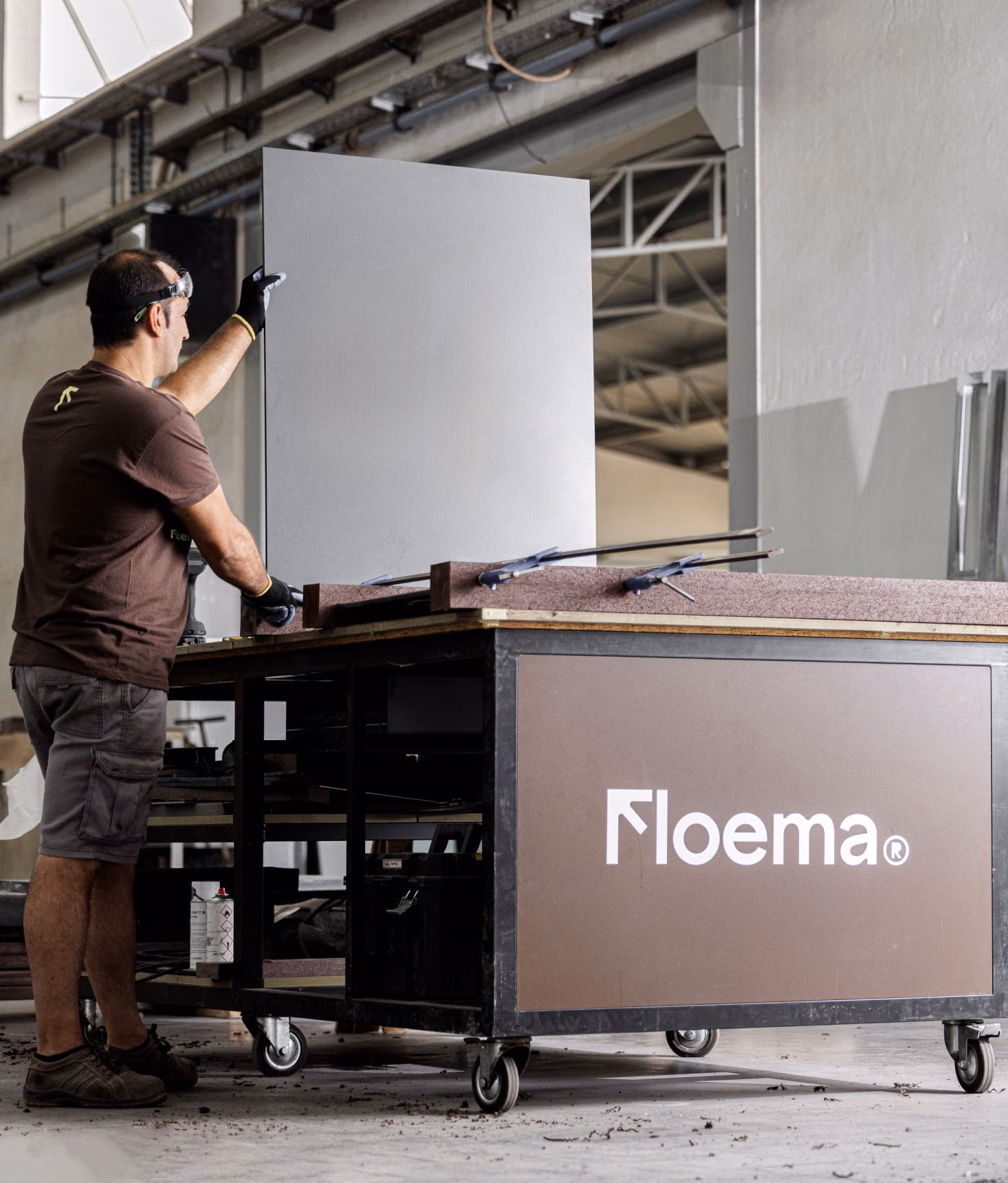 Colaborador Floema a montar mobiliário numa bancada de trabalho na unidade de produção.