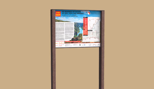 Painel informativo modelo Floema da Floema Nature para turismo de natureza, com estrutura em plástico reciclado e painel em HPL Print. 