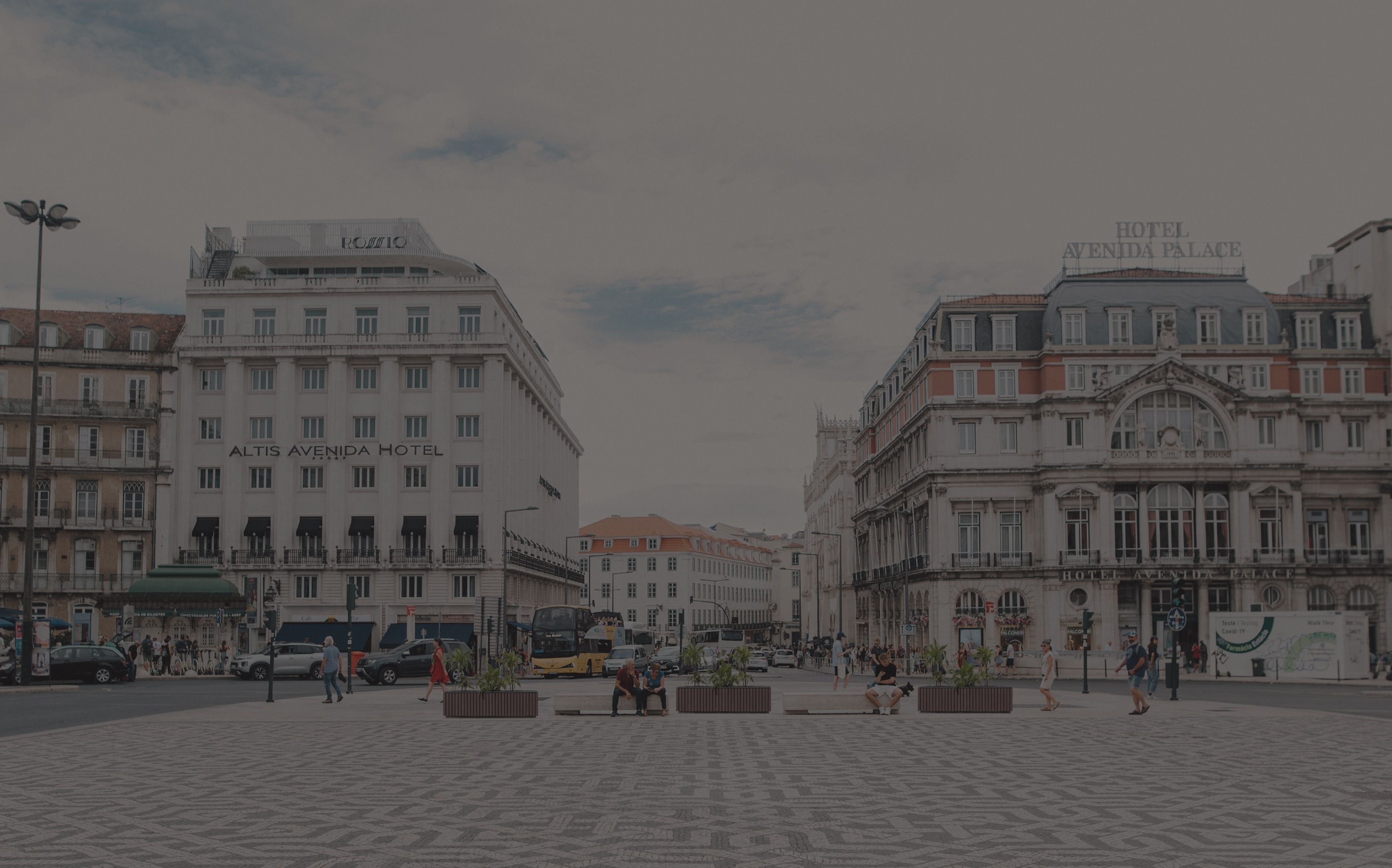 Praça dos Restauradores com floreiras urbanas Frame da Floema Urban.
