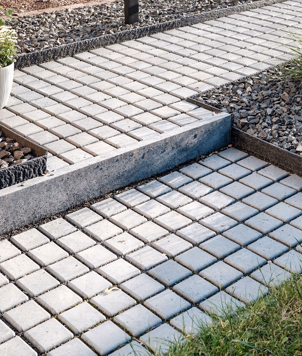 Grelha Ecocobble em plástico reciclado cinzento.
