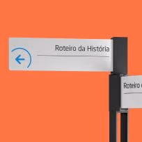 Detalhe de render de placas direcionais e poste da linha Frame da Floema Urban, sinalética urbana