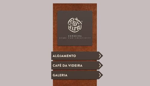 Totem direcional de exterior personalizado da Floema Details, com estrutura em aço corten e placas em HPL+.