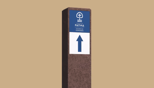 Totem direcional Rotas Religiosas da Floema Nature, com estrutura em plástico reciclado castanho e placas em HPL+.