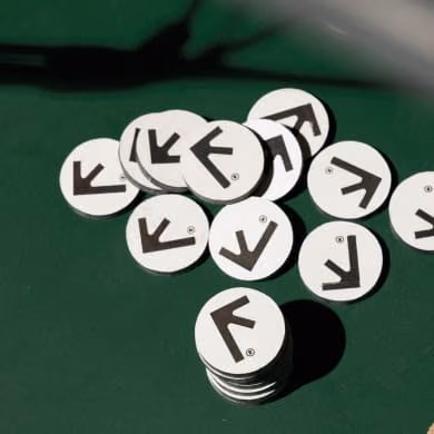 Detalhe de medalhas em HPL+ com o logo Floema.
