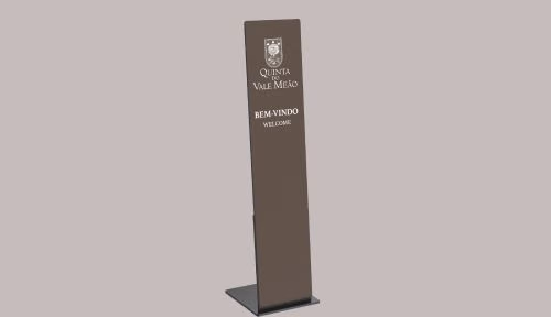 Totem de boas-vindas personalizado de exterior da Floema Details em HPL+.