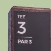 Detalhe de tee totem Royal da Floema Golf com estrutura em plástico reciclado.