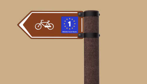 Placa direcional Rotas Cicláveis da Floema Nature, com placa em HPL+ afixada a poste de plástico reciclado com abraçadeiras metálicas.